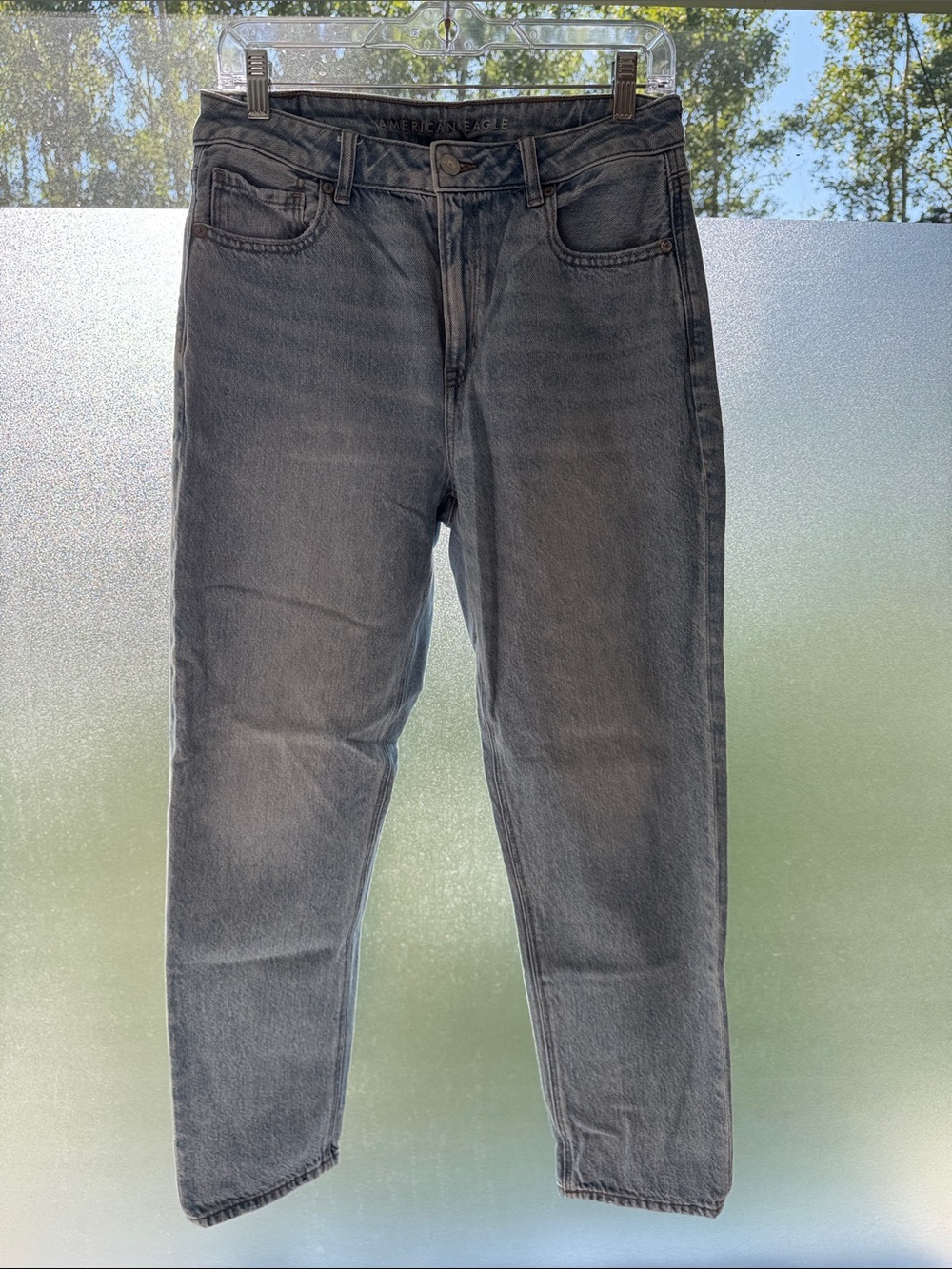 American Eagle Outfitters Women’s Straight Leg Mom Jean- Light Wash